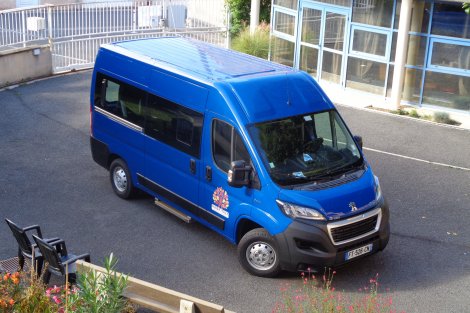 Un nouveau minibus pour les résidents de l'EHPAD Habrioux à Aigre grâce à (...)